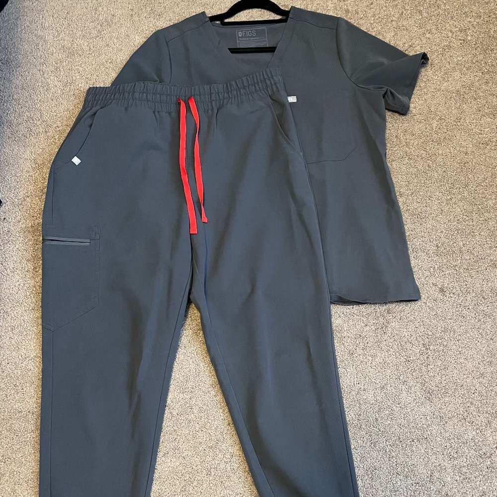 FIGS Scrub Set in Charcol